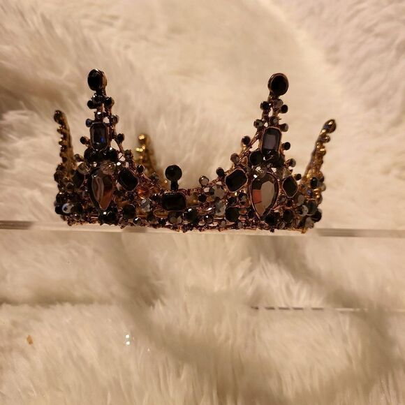 A full round tiara worn twice has 2 stones missing, beautiful!!! main image 7